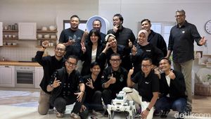 Robot di Surabaya Dikendalikan dari Barcelona lewat 5G AI Indosat