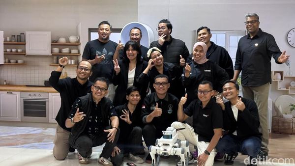 Robot di Surabaya Dikendalikan dari Barcelona lewat 5G AI Indosat