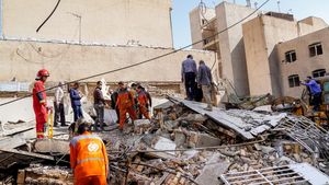 Potret Bangunan di Iran yang Porak-poranda Usai Dihantam Rudal Israel