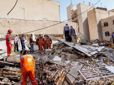 Potret Bangunan di Iran yang Porak-poranda Usai Dihantam Rudal Israel