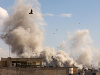 Israel Lanjutkan Gelombang Serangan, Langit Teheran Dipenuhi Asap