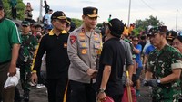 Kapolda Bali Berbaur Saat Aksi Bersih-bersih Sampah di Pantai Padanggalak
