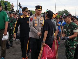 Kapolda Bali Berbaur Saat Aksi Bersih-bersih Sampah di Pantai Padanggalak