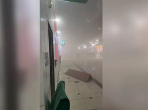 Momen Mencekam Bandara Dubai Evakuasi Penumpang