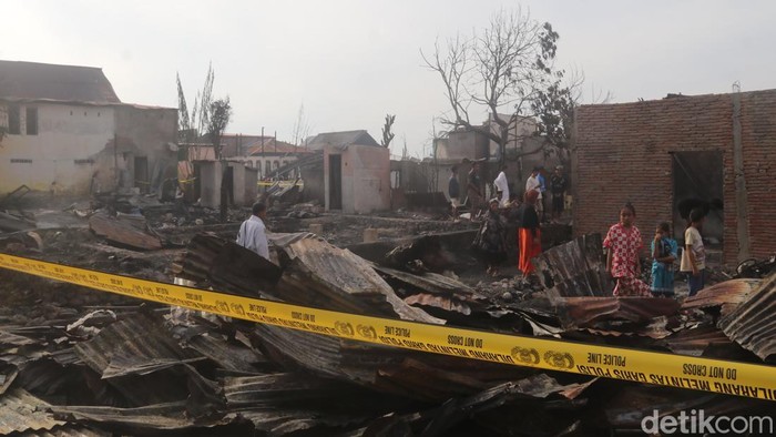 Malam Mencekam Kebakaran Rumah di Polman Tewaskan Lansia Usai Bantu Evakuasi Kebakaran menghanguskan 37 rumah di Desa Galung Tuluk, Kecamatan Balanipa, Polman.