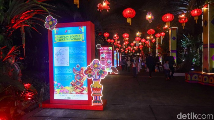 Lapangan Banteng Berseri dengan Lampion dan Instalasi Harmoni Imlek