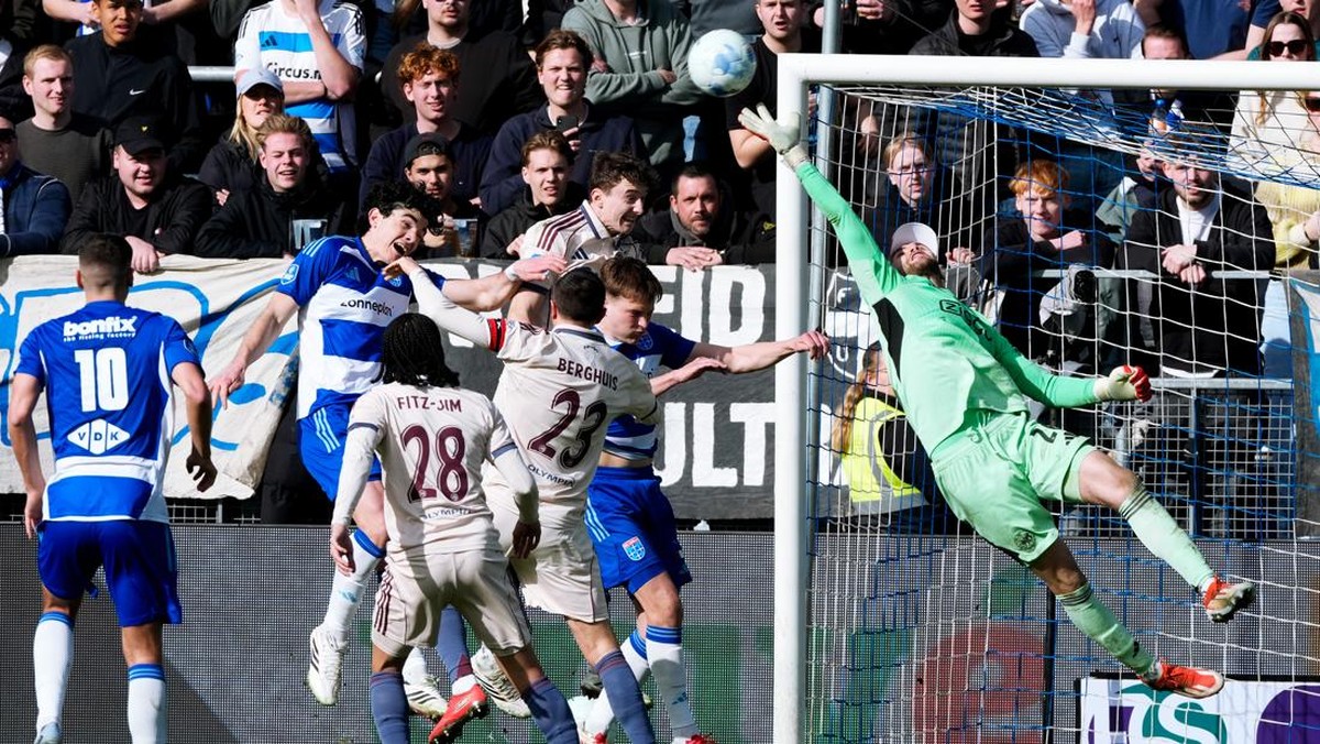Kiper Maarten Paes di laga PEC Zwolle vs Ajax Amsterdam. (Foto: Getty Images/Soccrates Images)