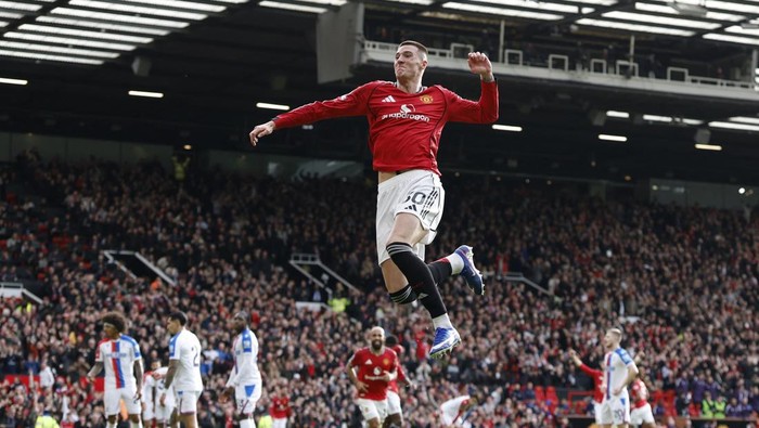Soccer Football - Premier League - Manchester United v Crystal Palace - Old Trafford, Manchester, Britain - March 1, 2026 Manchester Uniteds Benjamin Sesko celebrates scoring their second goal Action Images via Reuters/Jason Cairnduff EDITORIAL USE 