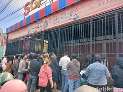 Warga Serbu Toko di Makassar Beli Senjata Mainan, Rela Antre di Luar Pagar