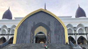 Uniknya Masjid Agung Kubah Kecubung