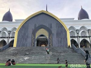 Uniknya Masjid Agung Kubah Kecubung