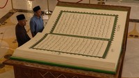 Mushaf Al-Quran Raksasa Dipamerkan di Masjid Raya Sheikh Zayed Solo