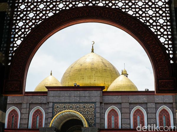 Pesona Masjid Kubah Emas, Destinasi Religi Andalan Depok