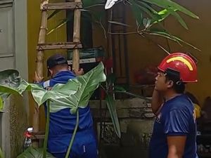 Emak-emak Banyuwangi Terjebak di Lantai 2 Rumahnya Minta Bantuan Damkar