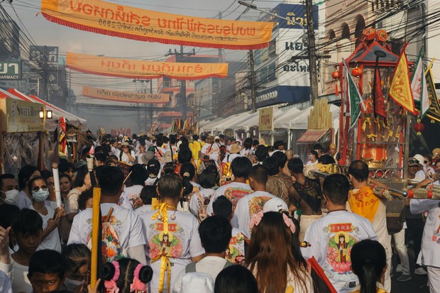 Phuket Vegetarian Festival di Thailand dikenal sebagai salah satu festival makanan Asia paling unik karena menyajikan berbagai hidangan vegetarian yang kaya rasa dan sarat makna budaya.