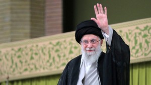 Jenazah Khamenei Diterbangkan ke Mashhad dengan Dikawal Jet Tempur Iran