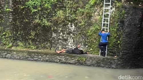 Proses evakuasi pemuda yang terjatuh di Sungai Lumintang, Denpasar, Minggu (1/3/2026).