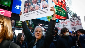 Warga New York Demo Protes Trump Serang Iran, Minta Perang Disetop