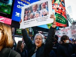 Warga New York Demo Protes Trump Serang Iran, Minta Perang Disetop