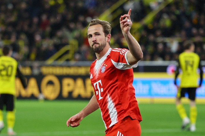 Soccer Football - Bundesliga - Borussia Dortmund v Bayern Munich - Signal Iduna Park, Dortmund, Germany - February 28, 2026 Bayern Munichs Harry Kane celebrates scoring their first goal REUTERS/Wolfgang Rattay DFL REGULATIONS PROHIBIT ANY USE OF PHO