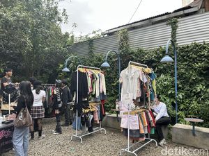 Hiruk-pikuk Pasar Tumpah Ruah di Braga Bandung