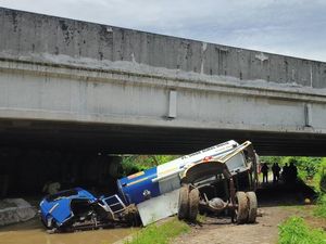 Truk Muat 8000 Liter Solar Terjun dari Tol Jomo ke Sungai di Mojokerto
