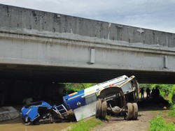 Truk Muat 8000 Liter Solar Terjun dari Tol Jomo ke Sungai di Mojokerto