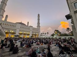 Serunya Tradisi Warga Pontianak Ngabuburit-War Takjil di Masjid Mujahidin
