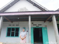 Penyintas Tanah Longsor Jombang Bertahan Hidup dengan Jualan Es