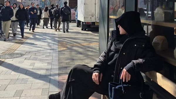 Wulan Guritno Habis Operasi, Pose Muka Ditutup Bukan Ikut Tren atau ala Gen Z