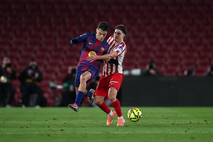 BARCELONA, SPAIN - DECEMBER 02: Pedro Pedri Gonzalez of FC Barcelona is tackled by Julian Alvarez of Atletico de Madrid during the LaLiga EA Sports match between FC Barcelona and Atletico de Madrid at Spotify Camp Nou on December 02, 2025 in Barcel