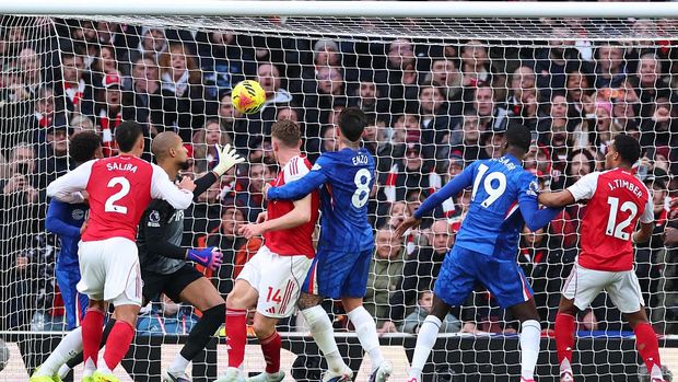 LONDON, ENGLAND - MARCH 01: William Saliba of Arsenal scores the opening goal via a deflection from Mamadou Sarr of Chelsea during the Premier League match between Arsenal and Chelsea at Emirates Stadium on March 01, 2026 in London, England. (Photo by Marc Atkins/Getty Images)