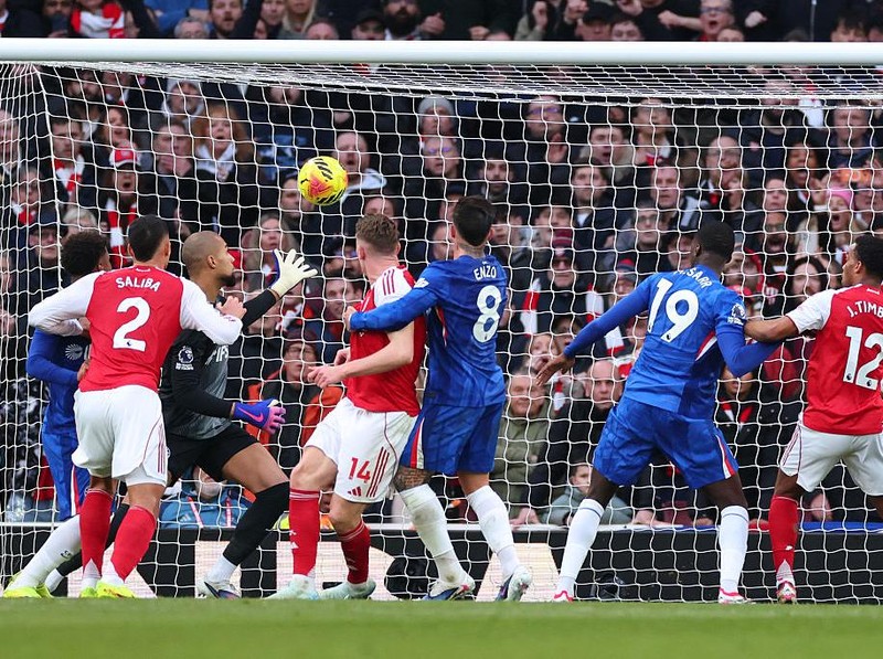 LONDON, ENGLAND - MARCH 01: William Saliba of Arsenal scores the opening goal via a deflection from Mamadou Sarr of Chelsea during the Premier League match between Arsenal and Chelsea at Emirates Stadium on March 01, 2026 in London, England. (Photo by Marc Atkins/Getty Images)