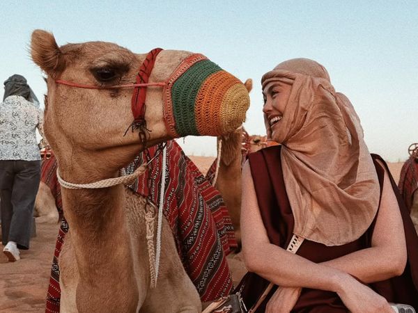 Gaya Agnez Mo di Dubai, Foto Bareng Unta-Pamer Body Goals Pakai Dress Cut Out