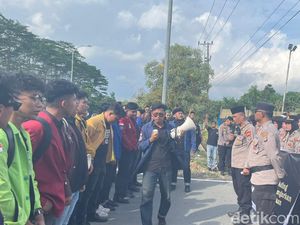 Mahasiswa Geruduk Polda Kalsel, Teriakkan Reformasi!