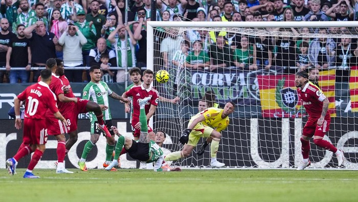 SEVILLA, SPAIN - MARCH 01: Antony Dos Santos of Real Betis shoots for goal during the Spanish league, LaLiga EA Sports, football match played between Real Betis and Sevilla FC at La Cartuja stadium on March 1, 2026, in Sevilla, Spain. (Photo By Joaqu
