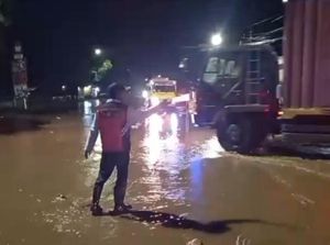 Jembatan di Jalur Pantura Kota Pasuruan Banjir, Lalin Dialihkan