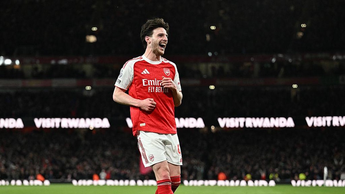 Momen Declan Rice berbalik badan ke arah tribune usai mengirim assist. (Foto: Arsenal FC via Getty Images/David Price)