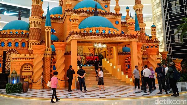 Bagus Bangeeet! Kubah, Menara, dan Warna Terakota-Biru di Pusat Belanja Jakarta