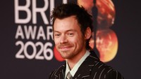 Tepis Rumor Rambut Botak, Harry Styles Pakai Sepatu Balet Chanel di Brit Awards