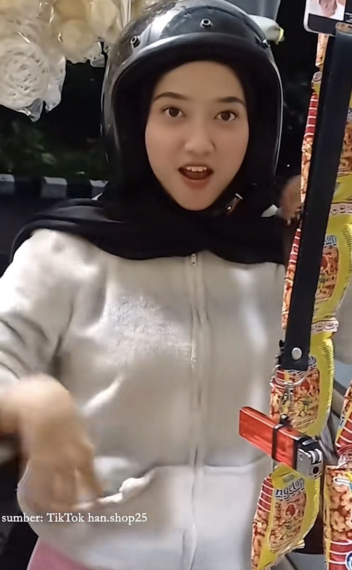 viral di TikTok, potret kebahagiaan seorang penyandang tunarungu yang diterima bekerja di Matahari Department Store. Hal tersebut pun membuat Matahari Store jadi ramai diapresiasi oleh warganet.