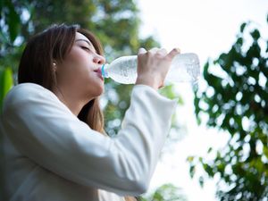 Kombinasi pH 8.6 dan Mikromolekul Bantu Dukung Hidrasi Sehari-hari