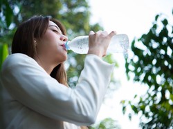 Kombinasi pH 8.6 dan Mikromolekul Bantu Dukung Hidrasi Sehari-hari