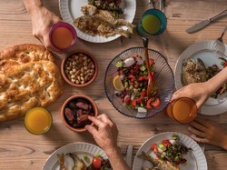 Sebaiknya Jangan Makan Pedas saat Sahur, Bisa Begini Efeknya ke Pencernaan