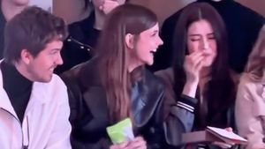 Han So Hee Eksis di Milan, Ngemil Bareng Barbara Palvin & Dylan Sprouse