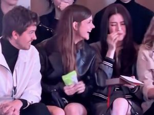 Han So Hee Eksis di Milan, Ngemil Bareng Barbara Palvin & Dylan Sprouse