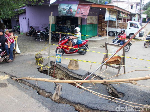 Jalan Ambles di Kampung Kramat Cipayung, Pengendara Motor Nekat Melintas
