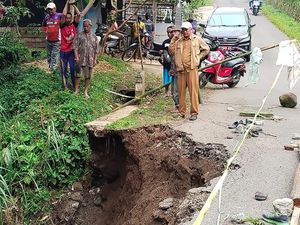 Jalan di Ngantang Malang Amblas 12 Meter, Mobil Dilarang Melintas