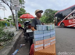 Jasa Tukar Uang Baru Mulai Menjamur di Surabaya Jelang Lebaran