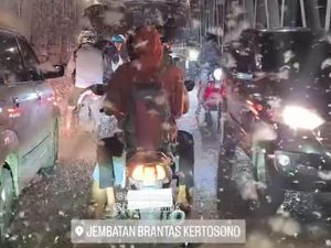 Teror Laron Kepung Jembatan Kertosono Nganjuk